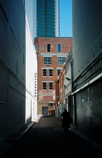 Through the brown building roads
